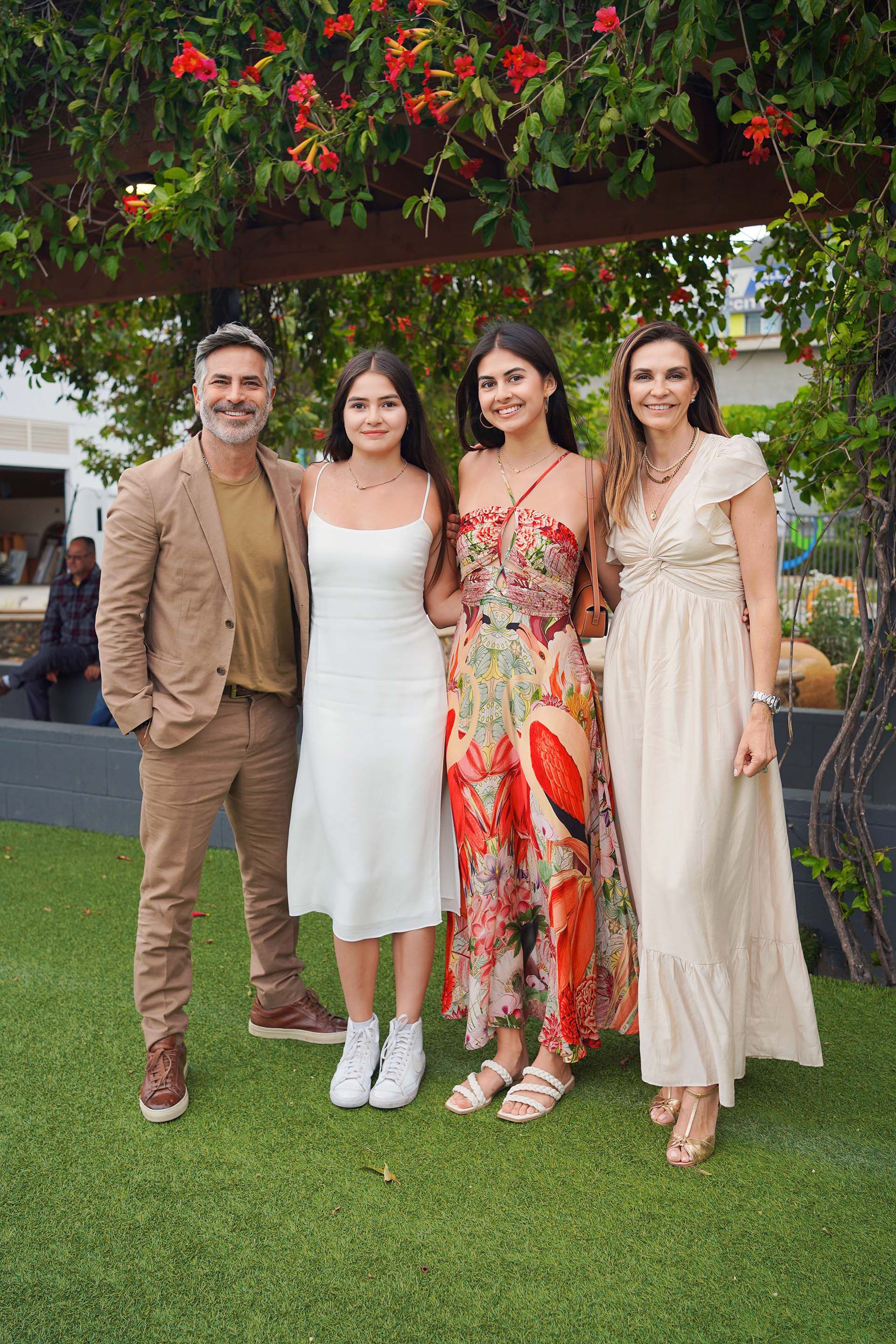 Guillermo Zapata junto a su familia: su esposa Nathalie y sus hijas, LouLou y Miarose (Julia Strasewski)