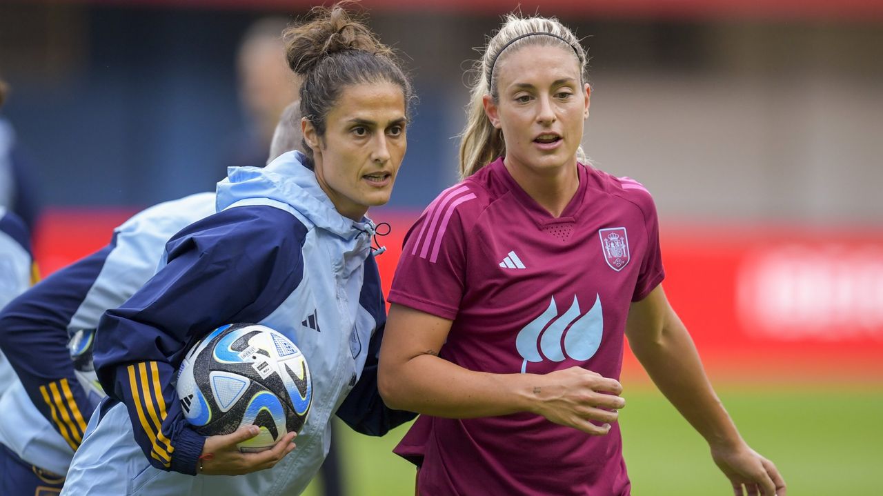 Montse Tomé durante un entrenamiento de la selección española femenina junto a Alexia Putellas (EFE).