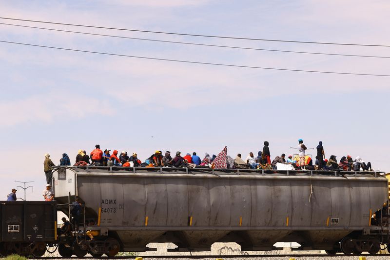 Migrantes viajan en un tren con la intención de llegar a Estados Unidos, en Ciudad Juárez, México, el 20 de septiembre, 2023. REUTERS/Jose Luis Gonzalez