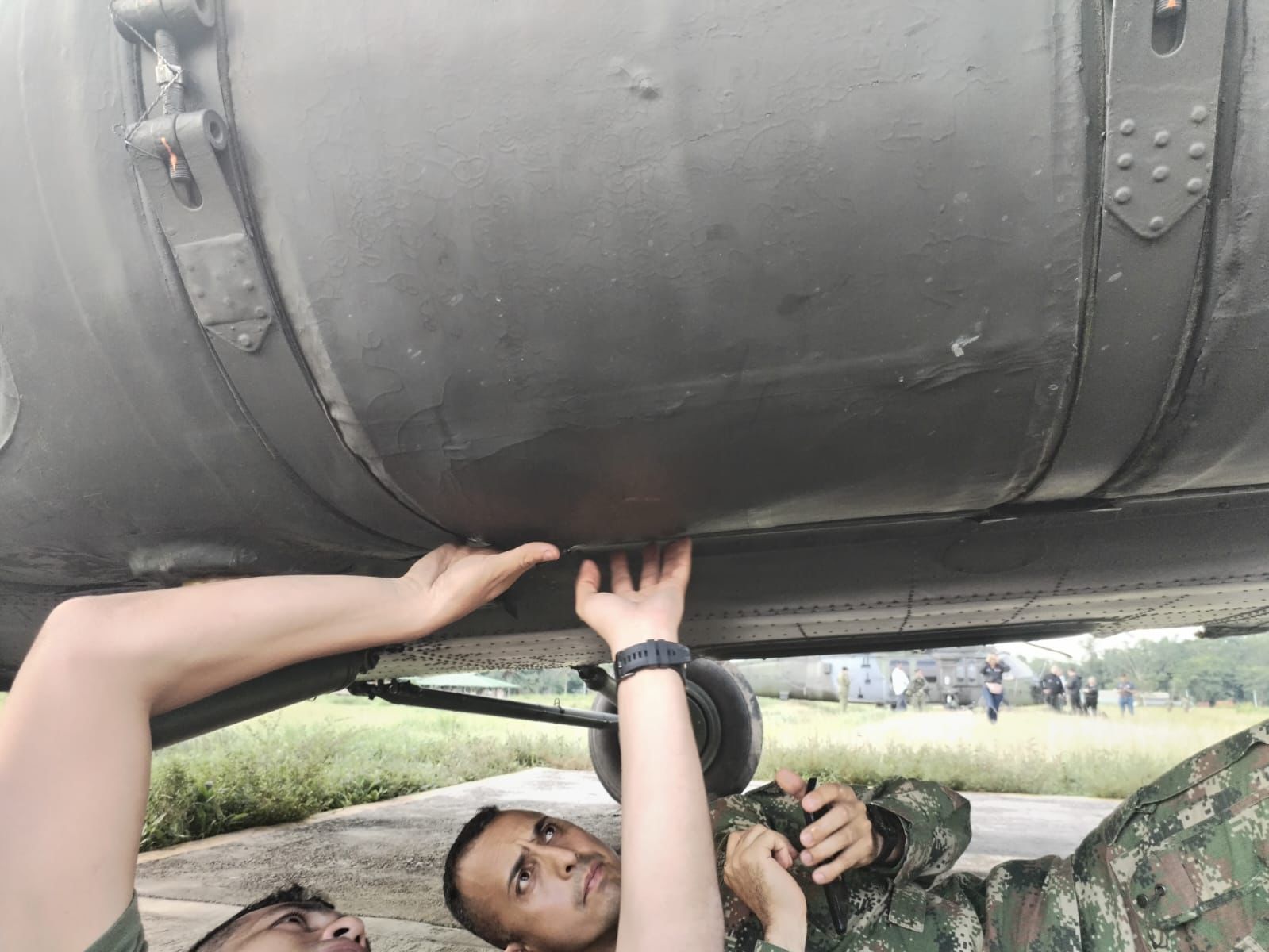 Oficiales del Ejército adelantaron labores de reparación helicóptero atacado en cercanías de Tierralta (Córdoba), luego de ser impactado por las balas - crédito Infobae Colombia