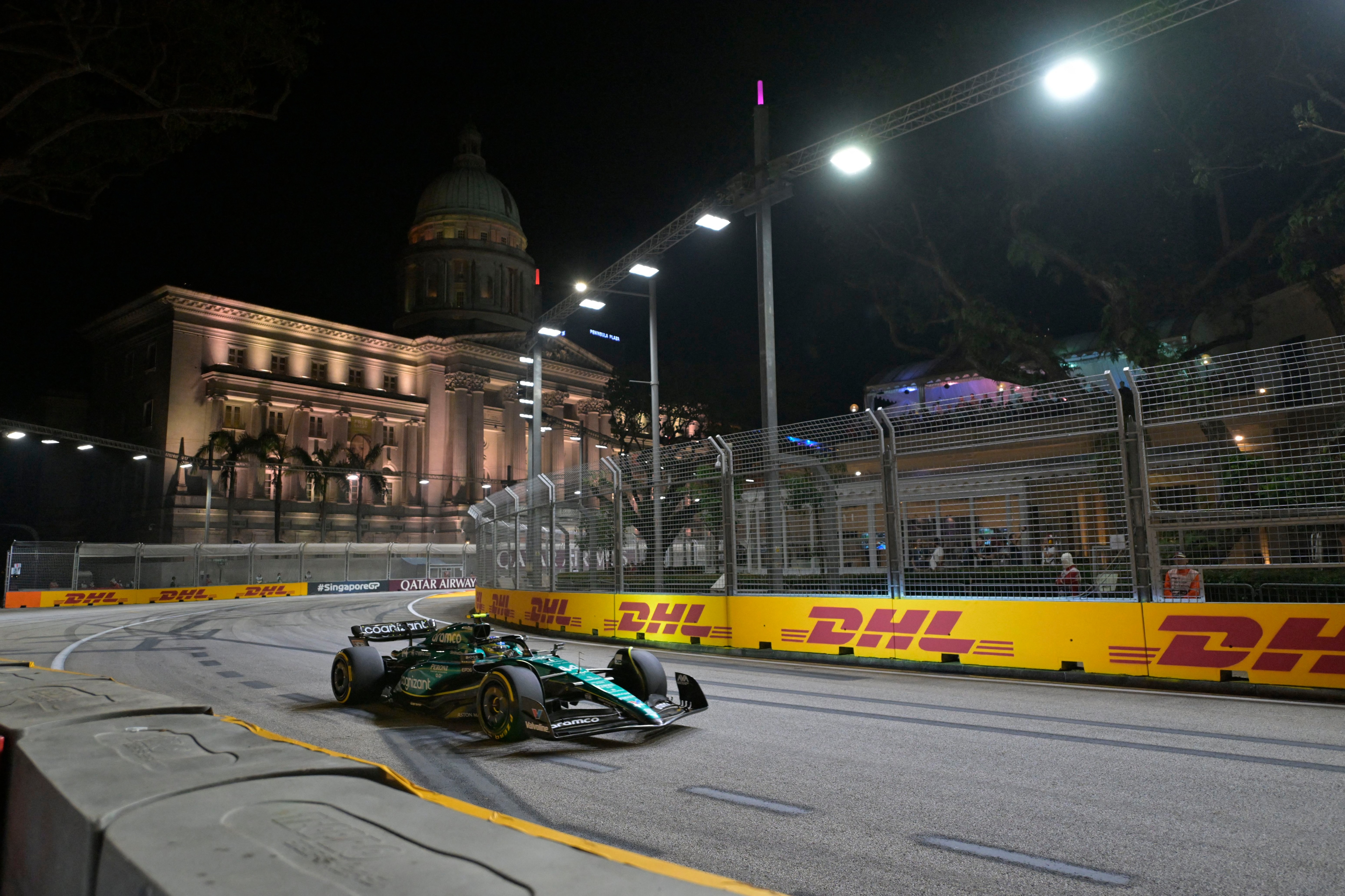 Fernando Alonso durante la sesión de entrenamientos en Singapur (REUTERS).