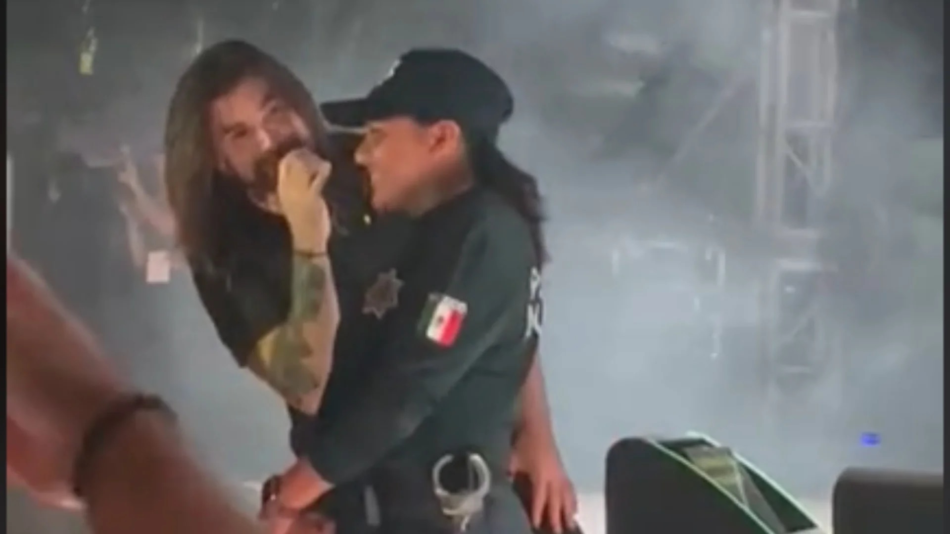 Juanes, cantando en concierto en México - crédito @cazanhazanharrys/TikTok