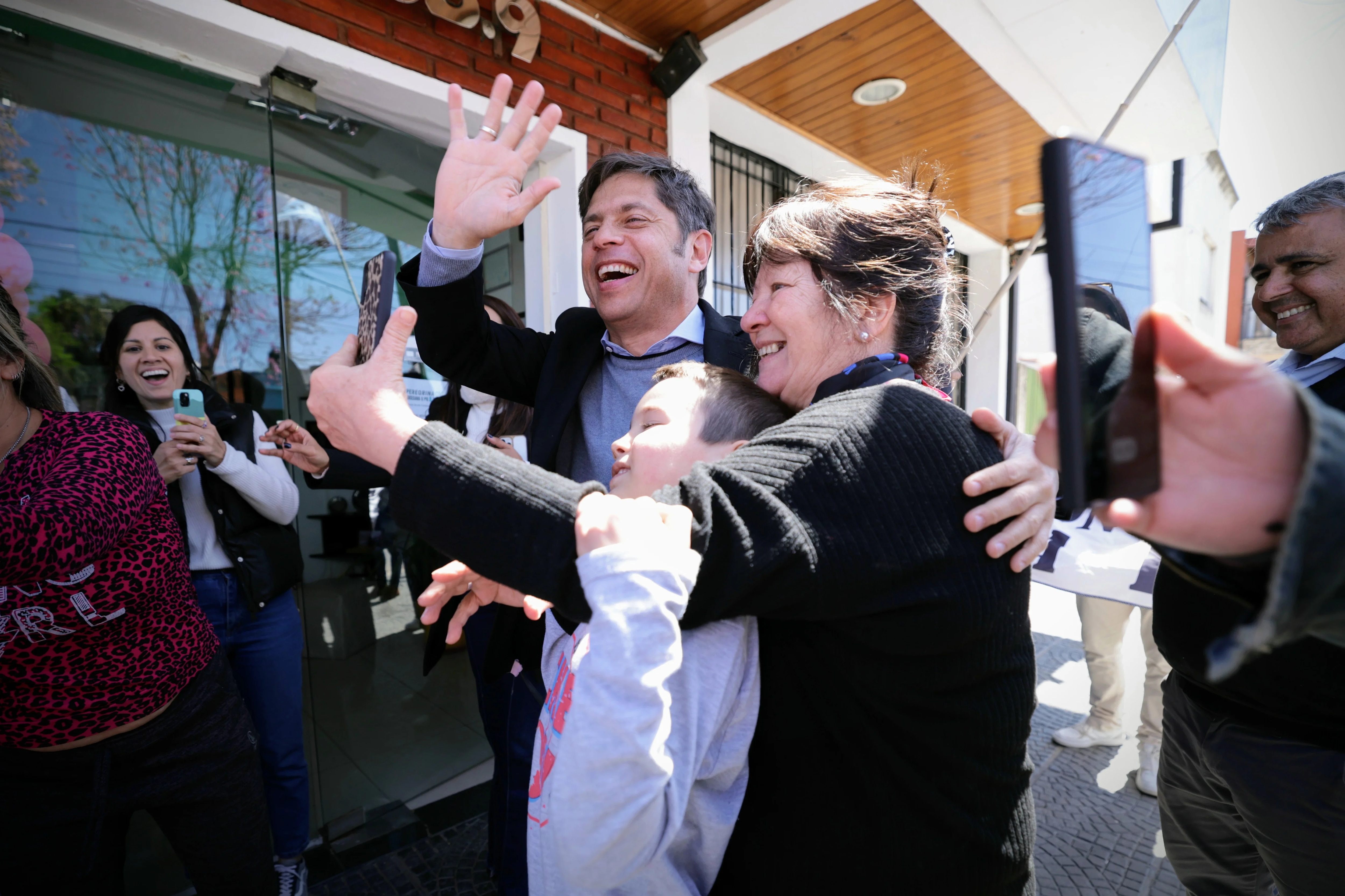 A diferencia de Massa, Kicillof no pospuso su campaña por la escalada del dólar