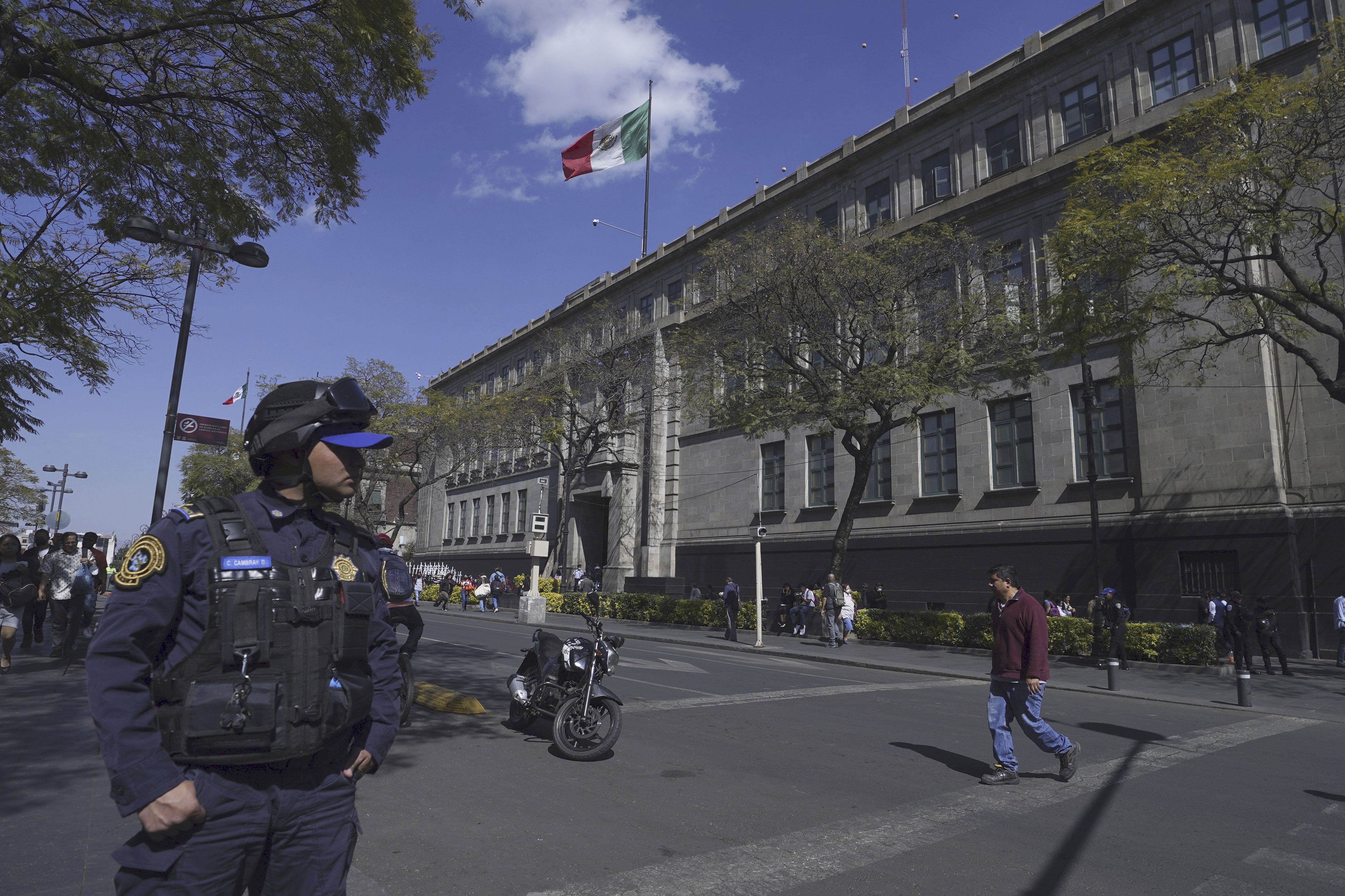 Un policía hace guardia ante el edifcio de la Corte Suprema en Ciudad de México el lunes 23 de enero de 2023. Un escándalo por el presunto plagio de la tesis de graduada de la ministra de la Corte Suprema de Justicia de México, Yasmín Esquivel, ha puesto a examen la credibilidad y la imagen del tribunal de más alto rango y de la universidad más importante del país. (AP Foto/Marco Ugarte)