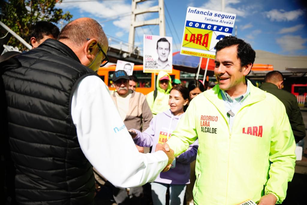 Imagen de archivo de Rodrigo Lara Restrepo, candidato a la Alcaldía de Bogotá, quien aseguró que implementaría una ruta de Sitp desde el portal 80 hasta el parque La Florida - crédito campaña Rodrigo Lara