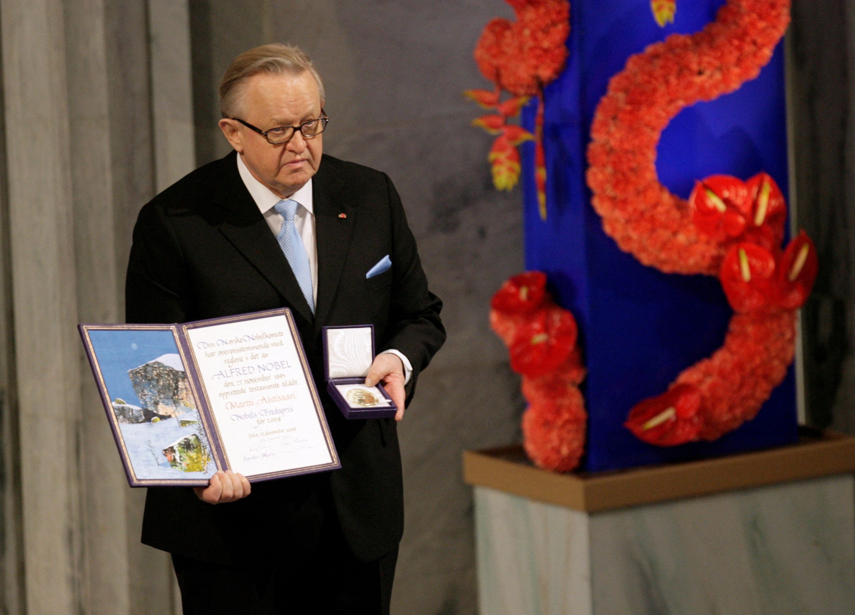 Tras el anuncio del Nobel en 2008, Ahtisaari consideró que su acción más determinante fue participar en el proceso de Namibia hacia su independencia. (REUTERS/Ints Kalnins/archivo)