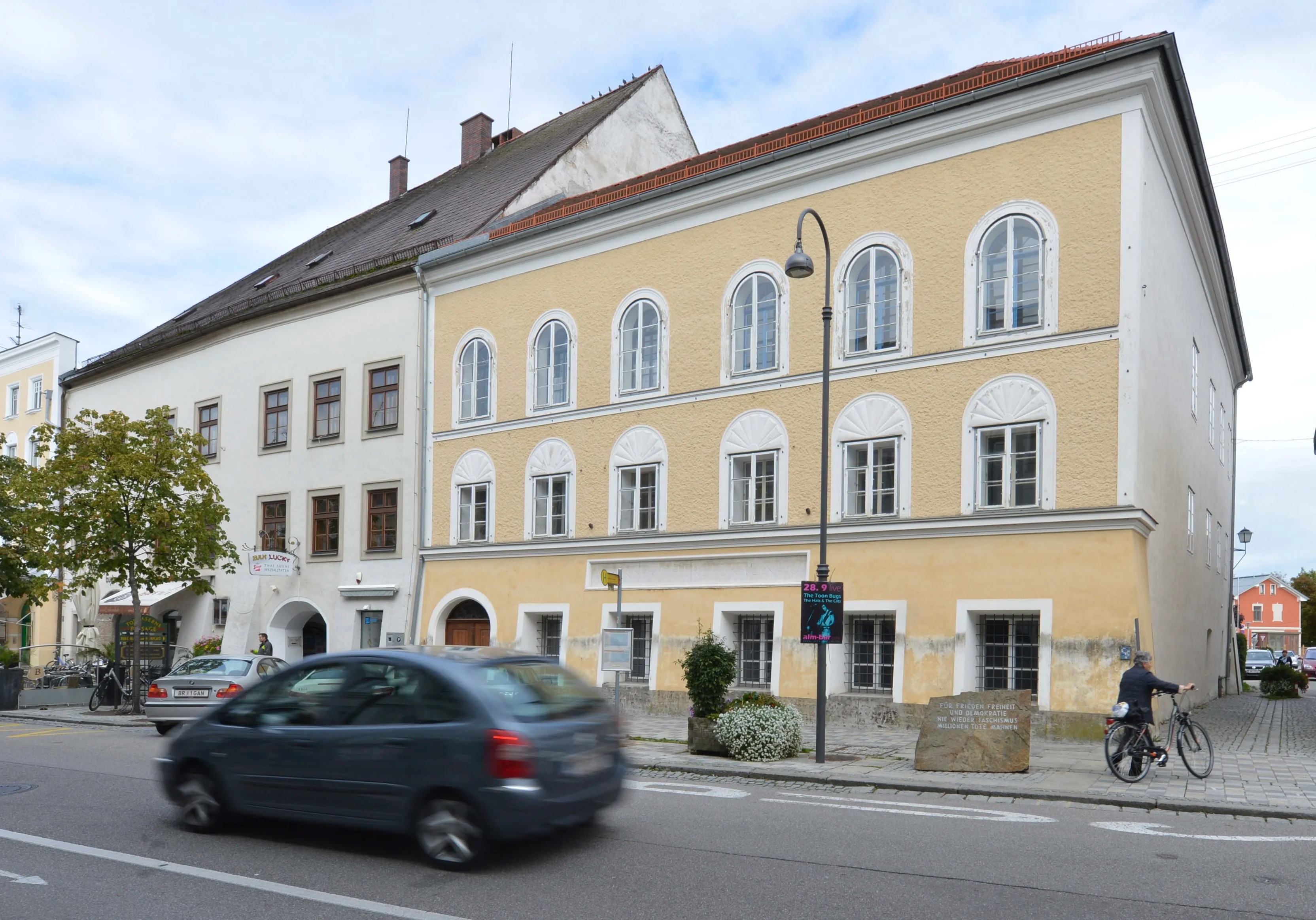 ARCHIVO - La vista exterior de la casa donde nació Adolf Hitler, en Braunau am Inn, Austria, el 27 de septiembre de 2012. (AP Foto/Kerstin Joensson, Archivo)