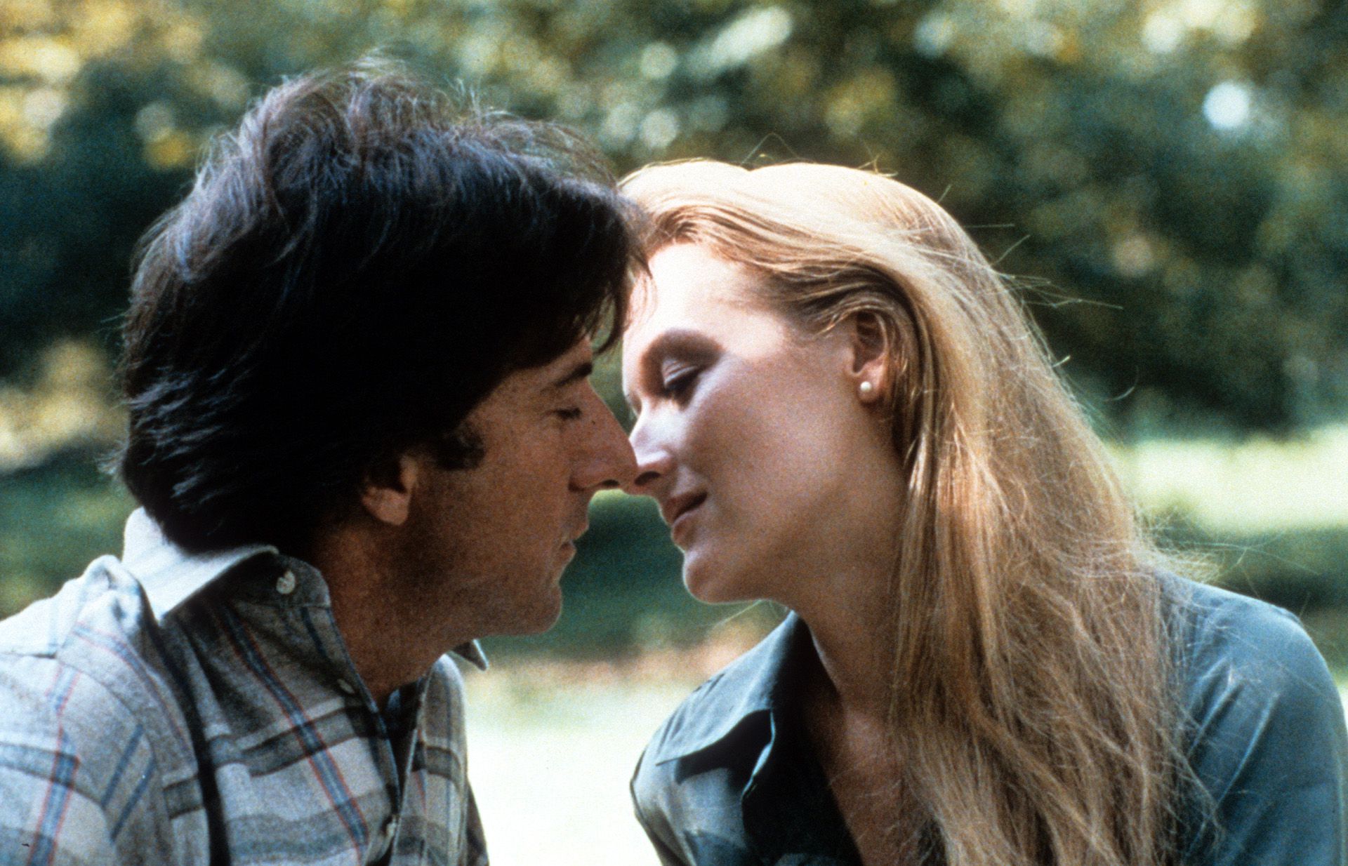 Dustin Hoffman besa a Meryl Streep en una escena de 'Kramer contra Kramer' (Columbia Pictures/Getty Images)