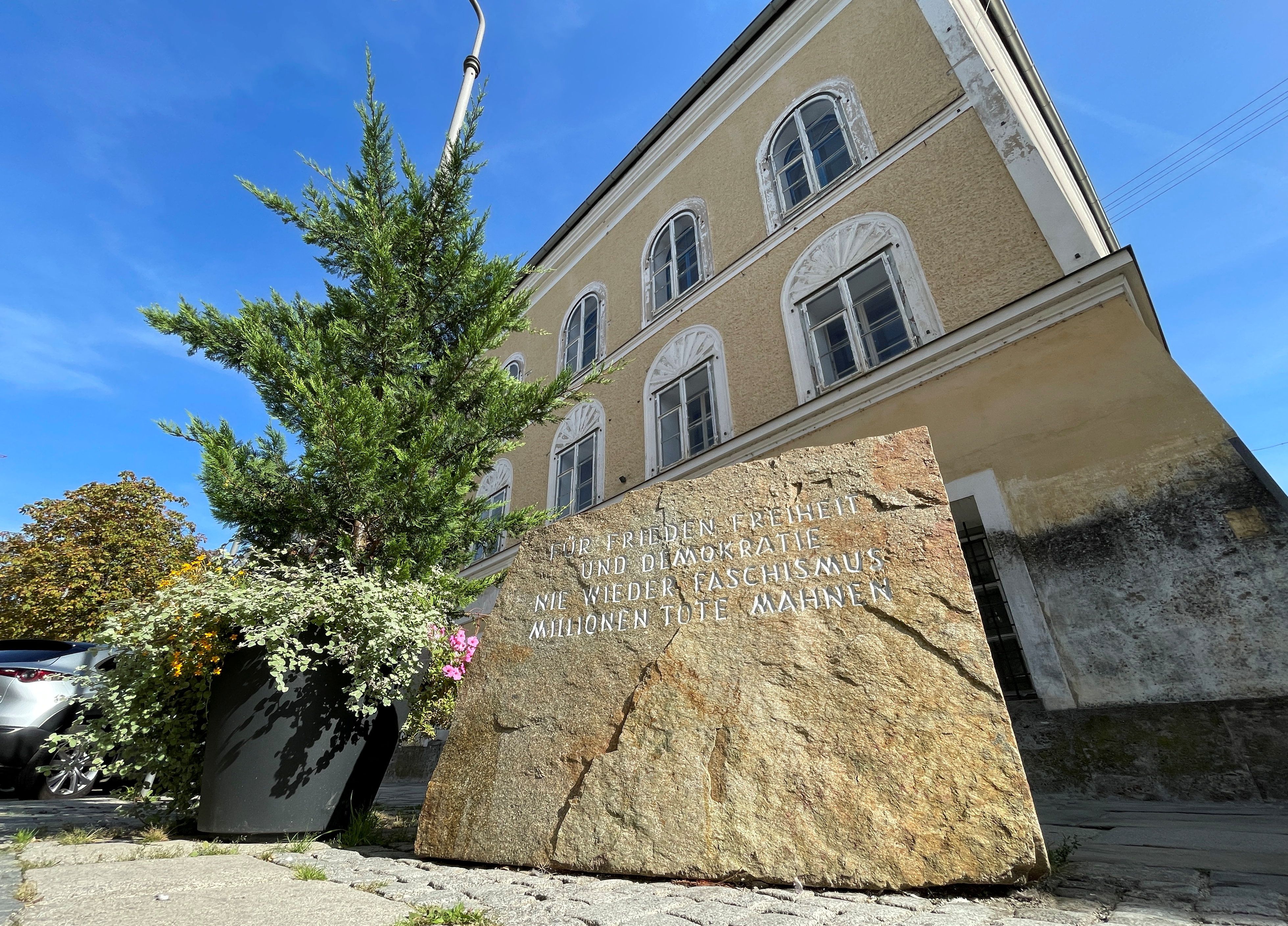 Una piedra memorial con la franse "Por la paz, libertad y democracia, nunca más fascismo, millones de muertos son una advertencia" (Reuters)