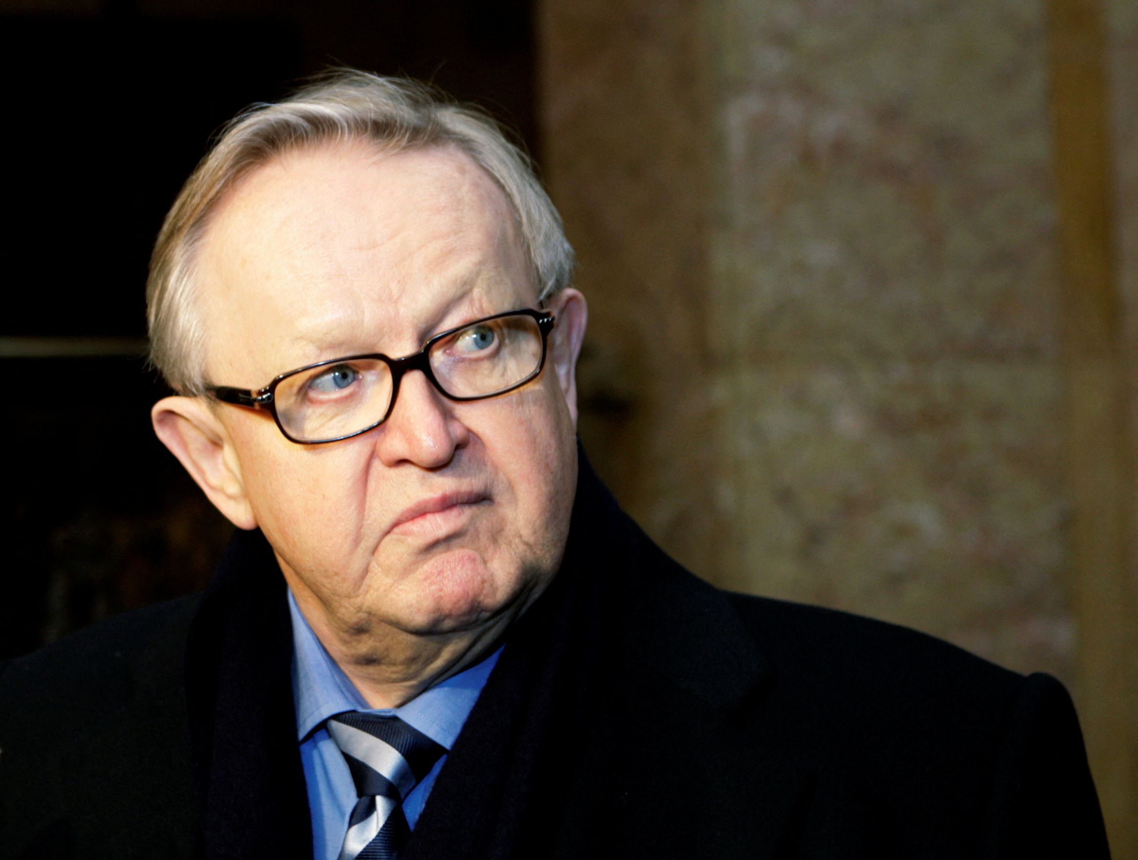 Martti Ahtisaari al llegar a Oslo para recibir el Nobel por la Paz en 2008. El ex presidente finlandés falleció este lunes a los 86 años. (REUTERS/Ints Kalnins/archivo)