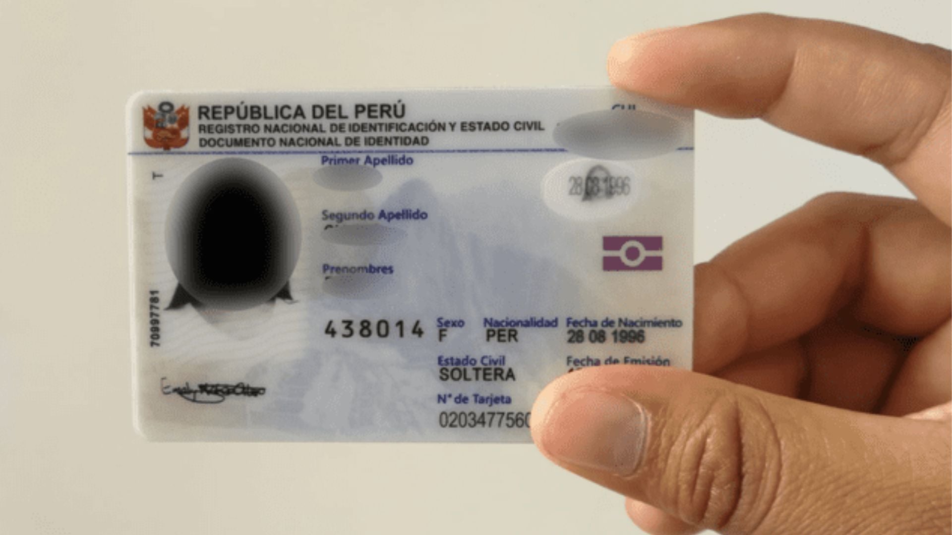 Un ciudadano sostiene en la mano derecha su nuevo documento nacional de identidad (DNI) electrónico, luego de ir a recogerlo a una de las sedes del Reniec en Lima.