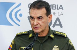 Sombras y luces de nombrar oficiales (r) en la dirección de Policía y mandos militares