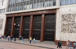 Emisor dejaría estables los intereses, mientras la FED y el BCE los bajarían