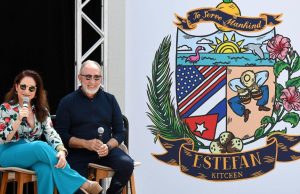 Emilio Estefan recibe el premio como Productor del siglo en la Semana de la Música Latina de Billboard