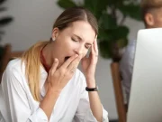 Las mujeres necesitan dormir más que los hombres: la ciencia confirma una brecha biológica y social del descanso