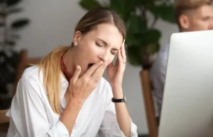 Las mujeres necesitan dormir más que los hombres: la ciencia confirma una brecha biológica y social del descanso