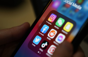 CEO de Instagram expone la verdad sobre acusaciones de usar el micrófono del celular: ‘Verías una luz en la parte superior de la pantalla’