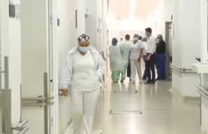 Médicos denuncian despidos injustificados y persecución en Bogotá: ‘en varias clínicas y hospitales se están desvinculando médicos y especialistas’