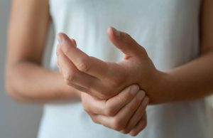Las mujeres muestran mayor protección cerebral temprana frente al Parkinson, revela estudio internacional