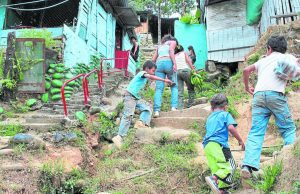 En Colombia vivir en pobreza aumenta en más del 50 % el riesgo de padecer enfermedades mentales, advierte investigación
