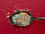 ¿En qué alimentos hay mayor presencia de microplásticos? Así puede evitar su consumo