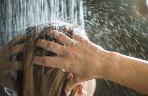 Dermatólogo desaconseja el uso de un producto en la ducha muy popular en Colombia: ‘no tiene sentido’