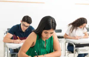 Grupo de apoyo de la Universidad Industrial de Santander preparó a dos jóvenes que lograron el puntaje perfecto en el Icfes 2025