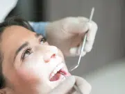 Descubren la bacteria más destructiva para las encías de los colombianos: está presente bajo las encías y lidera la destrucción del tejido dental