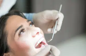 Descubren la bacteria más destructiva para las encías de los colombianos: está presente bajo las encías y lidera la destrucción del tejido dental