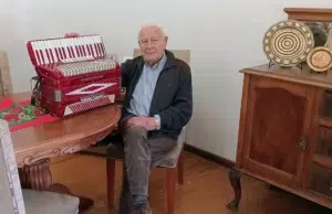A los 92, el maestro del acordeón que hizo historia en Bahía Blanca y emociona con su música: “Fue mi refugio toda mi vida”