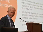 ‘Los profesionales de la salud deberían sentirse cómodos hablando sobre salud mental y ser vulnerables’: autor de ‘Why Physicians Die by Suicide’