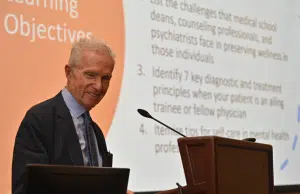 ‘Los profesionales de la salud deberían sentirse cómodos hablando sobre salud mental y ser vulnerables’: autor de ‘Why Physicians Die by Suicide’
