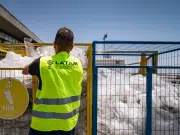 La aerolínea que ha convertido 20 toneladas de residuos en más de 36.000 productos que ahora se comercializan como bolsos o carteras