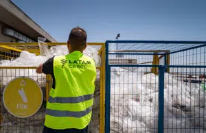 La aerolínea que ha convertido 20 toneladas de residuos en más de 36.000 productos que ahora se comercializan como bolsos o carteras