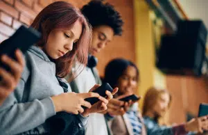Alerta en WhatsApp: están agregando a niños a grupos con contenido ilegal, preocupación en Colombia