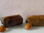 Innovación sostenible: jóvenes colombianos convierten desechos de frutas en monederos ecológicos