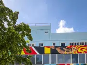 El mural que une a Colombia y Curazao: la apuesta cultural del artista que representó al país en el festival Kaya Kaya 2025