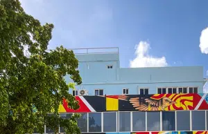 El mural que une a Colombia y Curazao: la apuesta cultural del artista que representó al país en el festival Kaya Kaya 2025