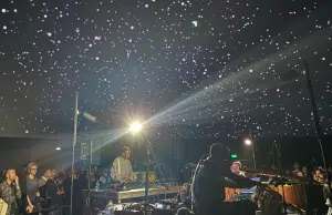 Jeff Mills presentó en el Planetario de Bogotá ‘Tomorrow Comes The Harvest’, un ritual sonoro que fusionó el techno, el jazz y los ritmos afro