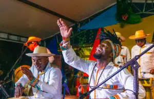Con ritmo de marimba y cununos despidieron a las ballenas jorobadas de Bahía Málaga en Buenaventura, Valle; festival, folclor e identidad afro