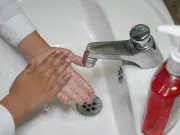 Una cámara, un algoritmo y mucha precisión: el invento colombiano que vigila el lavado de manos clínico para prevenir infecciones en hospitales
