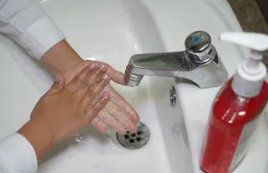 Una cámara, un algoritmo y mucha precisión: el invento colombiano que vigila el lavado de manos clínico para prevenir infecciones en hospitales