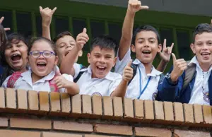 Dos prohibiciones frecuentes en los colegios colombianos que la ley no permite: la norma que protege los derechos de los estudiantes