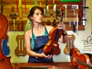 Alejandra Bedoya, primera lutier colombiana formada en la Escuela Stradivari