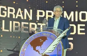 Daniel Coronell recibe Premio a la Libertad de Prensa de la SIP 2025