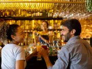 El ‘bar crawling’, la tendencia turística que conquista las noches de Colombia: ¿cómo está cambiando la forma de viajar?