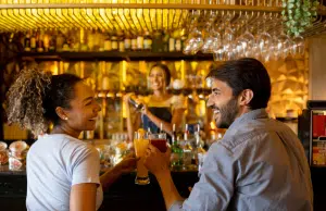 El ‘bar crawling’, la tendencia turística que conquista las noches de Colombia: ¿cómo está cambiando la forma de viajar?