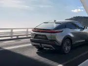 Toyota lanza el C-HR+, el nuevo SUV eléctrico que promete 609 km de autonomía y una batería para 1 millón de kilómetros