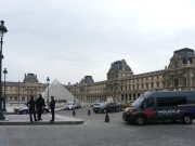Comando encapuchado roba valiosas joyas del Museo del Louvre
