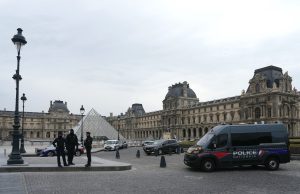 Comando encapuchado roba valiosas joyas del Museo del Louvre